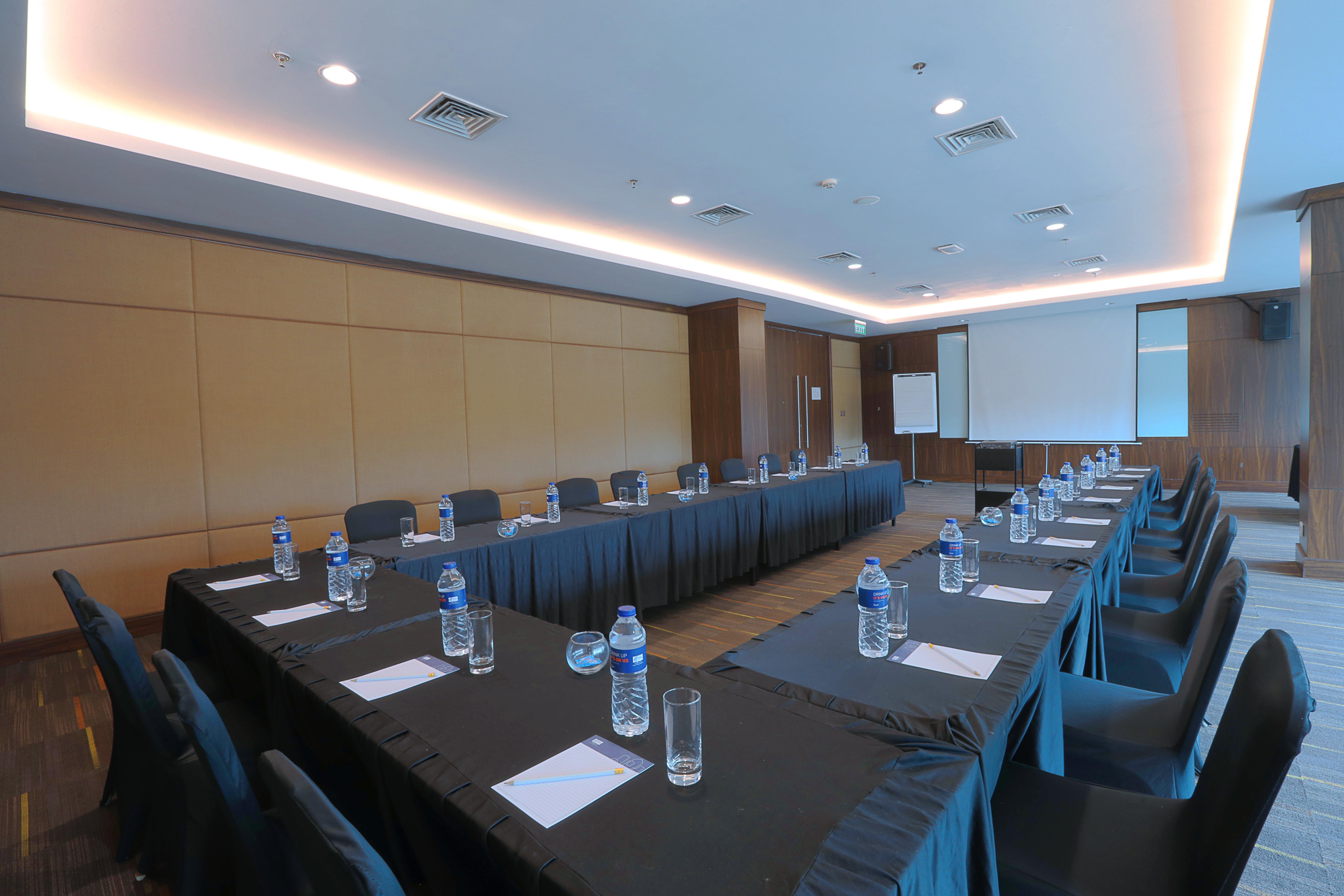Holiday Inn Express Jakarta International Expo By Ihg Экстерьер фото