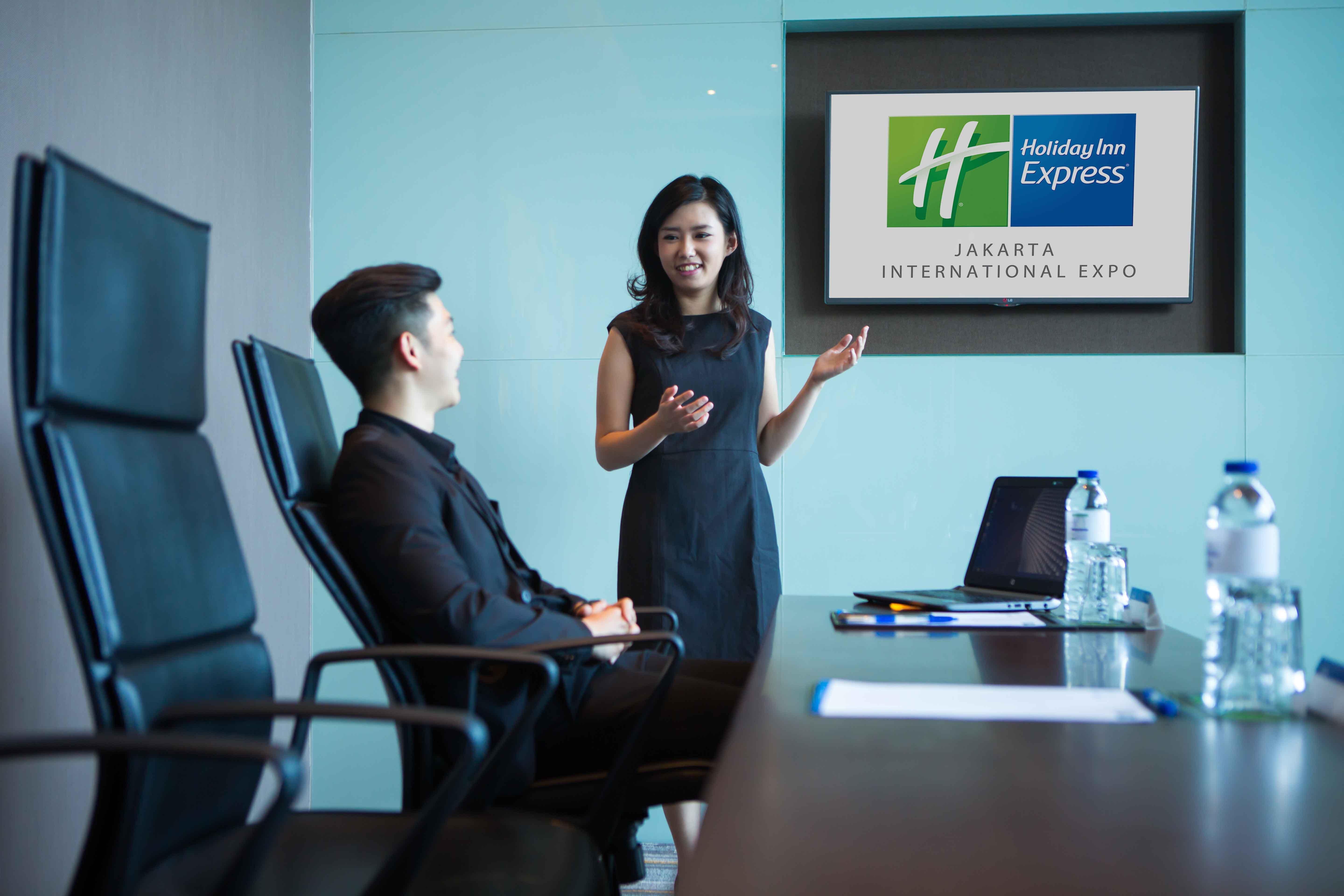 Holiday Inn Express Jakarta International Expo By Ihg Экстерьер фото