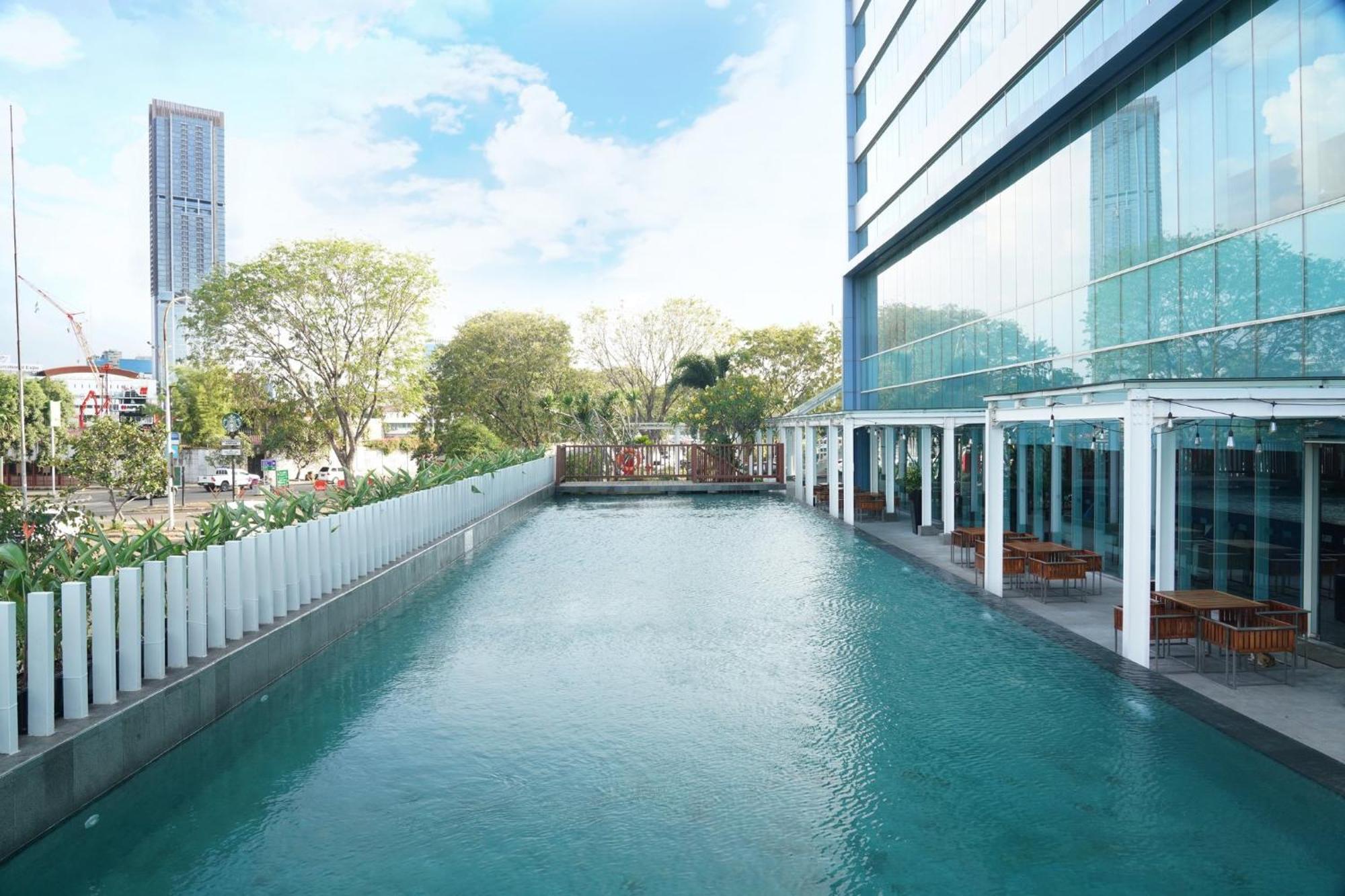Holiday Inn Express Jakarta International Expo By Ihg Экстерьер фото