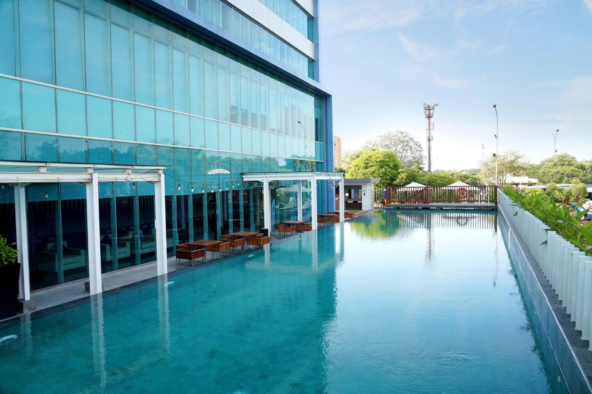 Holiday Inn Express Jakarta International Expo By Ihg Экстерьер фото